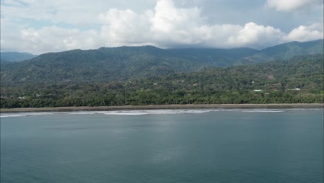Flug-In-Die-Küste-Von-Costa-Rica-Mit-Bergen-Im-Hintergrund-Und-Dicken-Wolken