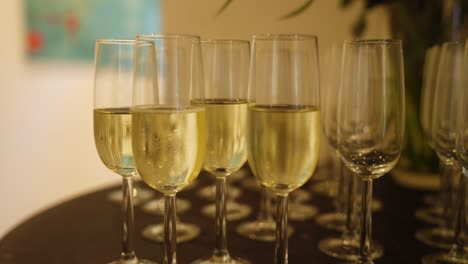 Gläser-Champagner-Auf-Einem-Tisch-Am-Eingang-Einer-Party