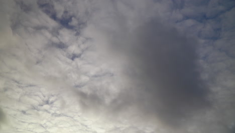 Zeitraffer-Schnell-Bewegter-Wolken-Am-Blauen-Himmel