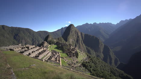 Machu-Picchu,-Una-Antigua-Ciudadela-Inca,-Encaramada-En-Medio-De-Los-Majestuosos-Andes