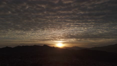 Natürlicher-Sonnenaufgang-Mit-Erstaunlichen-Wolken-Am-Himmel