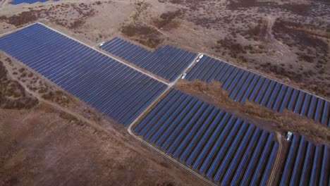 Lagos-De-Paneles-Solares-Que-Aprovechan-La-Luz-Solar-Para-Obtener-Energía-Renovable-En-La-Grecia-Rural.