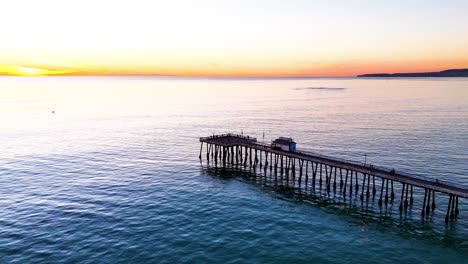 Luftaufnahme-Des-Piers-In-Südkalifornien-Mit-Einem-Wunderschönen-Orangefarbenen-Sonnenuntergang