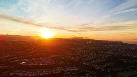 Lufthyperlapse-Eines-Wunderschönen-Sonnenaufgangs-über-Kalifornischen-Vororten-In-Richtung-Pazifischer-Ozean