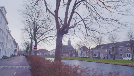 Canal-De-Agua-Holandés-Y-Edificios-De-Estilo-Arquitectónico-Tradicional-De-Los-Países-Bajos,-Holanda,-Europa,-Afuera,-En-La-Calle,-Caminando-En-La-Ciudad-De-Middelburg.