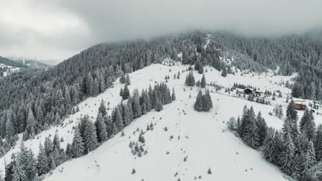 Drohnenaufnahmen-Der-Winterlichen-Karpaten,-Sinaia,-Rumänien