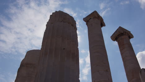 Antike-Säulen-Im-Tempel-Der-Artemis,-Von-Der-Sonne-In-Sardes-Hinterleuchtet