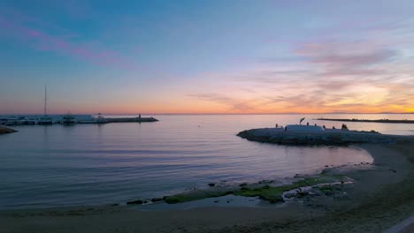 Langsamer-Panoramablick-Auf-Den-Sonnenuntergang-In-Der-Bucht-Von-Marbella,-Andalusien,-Spanien