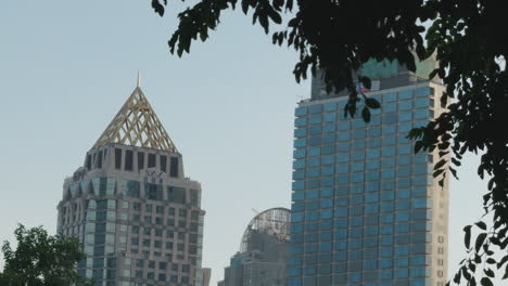 Alto-Edificio-De-Cristal-En-Una-Zona-Residencial-Desarrollada-En-Bangkok,-Tailandia
