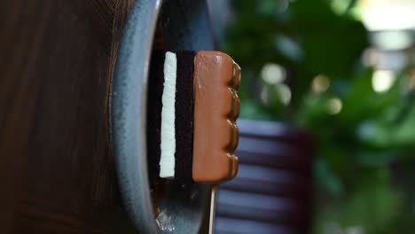Vertikales-Filmmaterial:-Nahaufnahme-Des-Baby-Dynamit-Desserts,-Einer-Kombination-Aus-Schokolade-Und-Eis