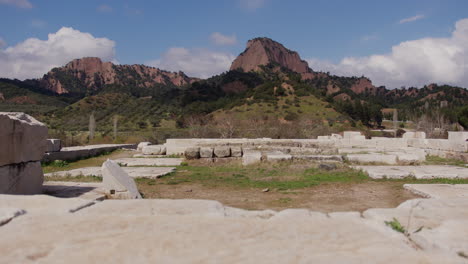 Montaña-Tmolus-Frente-Al-Templo-De-Artemisa-En-Sardis