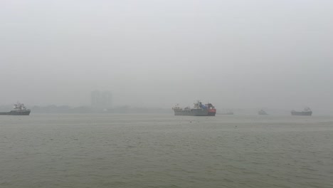 Kahle-Sicht-Auf-Handelsschiffe-Und-Boote,-Die-An-Einem-Nebligen-Wintermorgen-In-Kalkutta,-Indien,-In-Babughat-Stationiert-Sind