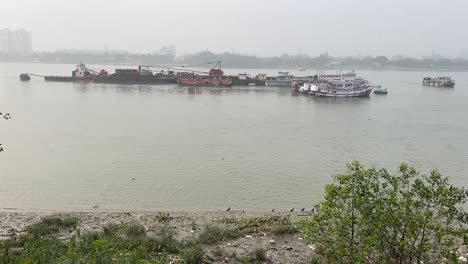 Profilansicht-Von-Reihen-Von-Schiffen-Und-Kleinen-Fischerbooten,-Die-Sich-Im-Hooghly-River-In-Der-Nähe-Von-Babu-Ghat-In-Kalkutta,-Indien,-Stapeln