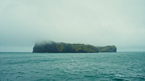 Kleine-Felsige-Insel-Mitten-Im-Nordatlantik-Bei-Nebligem,-Bewölktem-Wetter