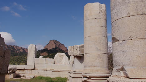 Antiguos-Pilares-Del-Templo-De-Artemisa-Frente-A-La-Montaña-Tmolus-En-Sardis
