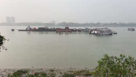 Reihen-Von-Schiffen-Und-Kleinen-Fischerbooten-Stapelten-Sich-Im-Hooghly-River-In-Der-Nähe-Von-Babu-Ghat-In-Kalkutta