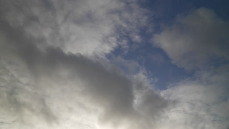 Zeitraffer-Mittelschneller-Wolken-Am-Blauen-Himmel