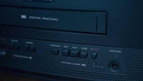 VCR-Antiguo-Integrado-En-Un-Televisor,-Con-Los-Dedos-Presionando-Botones
