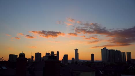 Sonnenuntergang-über-Der-Silhouettierten-Frankfurter-Skyline-Mit-Lebhaften-Wolken