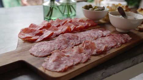 Fleischige-Vorspeise-Auf-Einem-Holzbrett-Mit-Zusätzlichen-Saucen-Und-Oliven