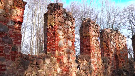 Überreste-Einer-Kirchenmauer-Im-Backstein--Und-Steinblockstil,-Historisches-Kulturerbe
