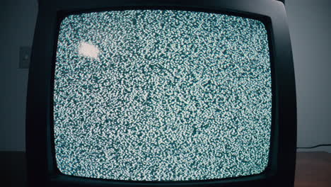 Dieses-Stockvideo-Fängt-Die-Essenz-Analoger-Nostalgie-Ein-Und-Zeigt-Die-Klassische-Statik-Eines-Vintage-Fernsehbildschirms