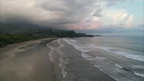 Luftaufnahme-Entlang-Der-Küste-Costa-Ricas-Mit-Wellen,-Die-Bei-Sonnenuntergang-Krachen