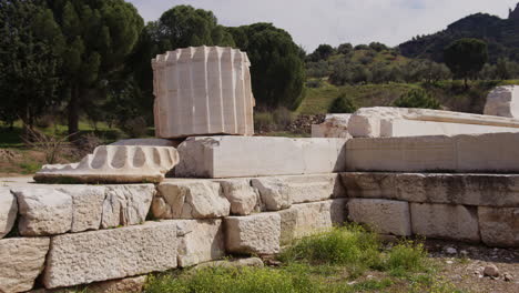 Una-Pila-De-Piedra-Y-Un-Pilar-Frente-Al-Templo-De-Artemisa-En-Sardis