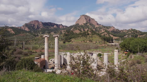 Las-Ruinas-Del-Templo-De-Artemisa-Frente-A-La-Montaña-Tmolus-En-Sardis.