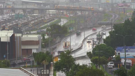 Gute-Wettervorhersage,-Nasse-Jahreszeit-Ist-Da,-Australier-Sind-Mit-Zerstörerischen-Gewittern-Konfrontiert,-Regensturm,-Überschwemmungswarnung-Ausgegeben,-Straßenverkehr-Mit-Schlechter-Sicht,-Mayne-Railway-Yard,-Statische-Aufnahme