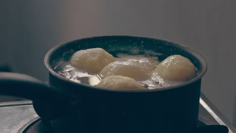 Ambient-motion-of-traditional-german-potato-dumplings-or-Kartoffelklöße-bobbing-in-a-pot-showing-candid-daily-home-life-and-classic-winter-comfort-food
