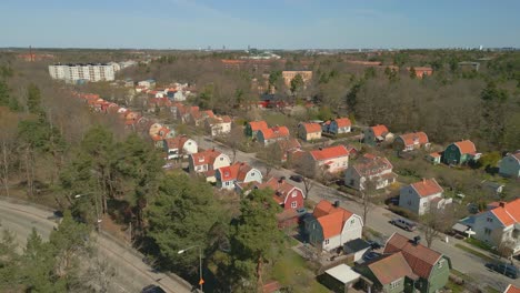 Charmante-Einfamilienhäuser-In-Der-üppig-Grünen-Schwedischen-Gartenstadt