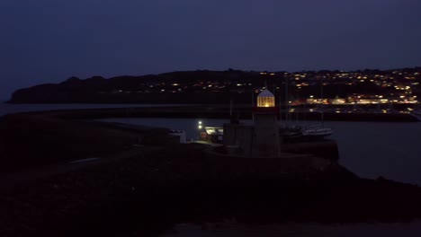 Blick-Auf-Den-Hafen-Von-Howth-Bei-Nacht-Mit-Stadtlichtern-Und-Leuchtfeuern-Im-Vordergrund