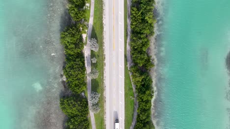 Florida-Keys-Road-Mit-Autos-Von-Oben-Nach-Unten,-Drohnenaufnahme-In-Der-Nähe-Von-Miami