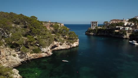 Mallorca-Hafeninsel-Drohnenaufnahme-Mallorca-Beginn-Des-Hafens-Figuera-Meerblick