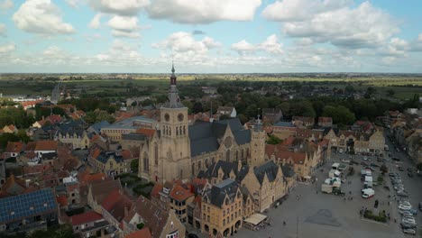 Diksmuide-Belgische-Alte-Mittelalterliche-Stadt-Grote-Markt-Drohnenaufnahme