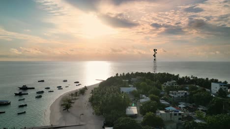 Maledivischer-Insellebensstil-Auf-Fulidhoo-Bei-Sonnenuntergang,-Luftaufnahme