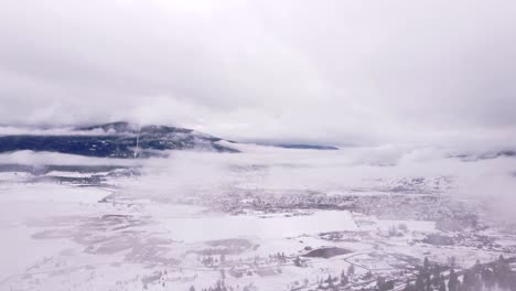 An-Einem-Wintertag-Kann-Man-Durch-Schnell-Ziehende-Wolken-Eine-Stadtlandschaft-Sehen