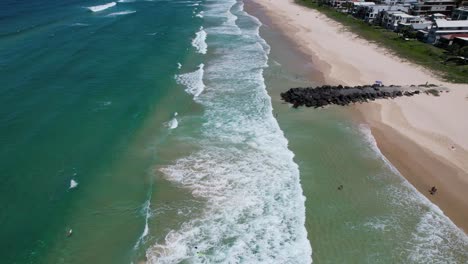 Palm-Beach---Costa-Dorada-Del-Sur,-Queensland,-Queensland---Australia---Disparo-De-Un-Dron