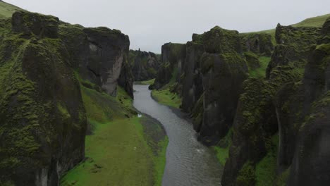 Vuelo-Alrededor-De-Formaciones-Rocosas-Del-Cañón-Fjadrargljufur-En-Islandia