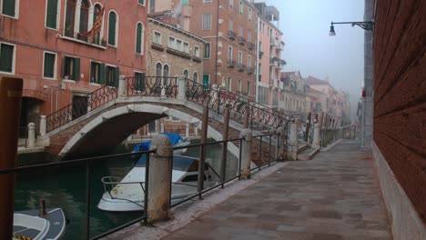 Neblige-Kanalbrückenszene-In-Venedig,-Italien