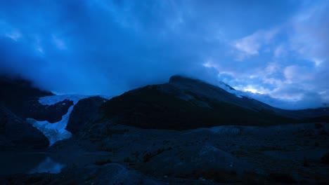 Bewölkter-Sonnenuntergang-Im-Zeitraffer-über-Dem-Los-Perros-Gletscher-In-Den-Türmen-Von-Paine,-Chile