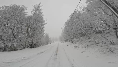 Camino-De-Niebla-Y-Nieve-En-Las-Montañas.