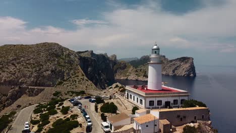 Leuchtturm-Mallorca-Spanien-Cap-De-Formentor-Drohnen-Umlaufbahn-Sommer