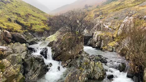 Malerischer-Wasserfall-Bei-Helvellyn-Mit-Klarem-Wasser-Und-Windigem-Wetter---Cumbria,-Großbritannien