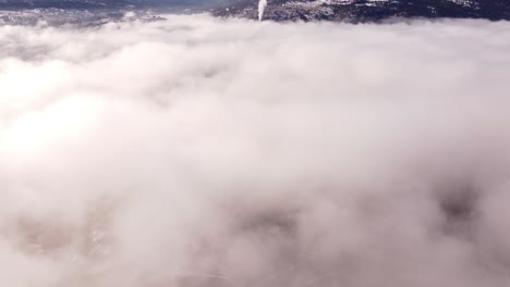 Vista-Aérea-Del-Denso-Paisaje-Urbano-A-Través-De-Las-Nubes