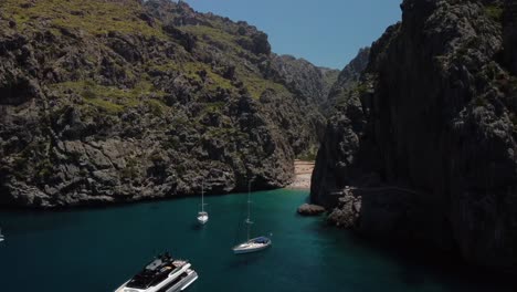Mallorca-Drohnenaufnahme-Canyon-Meer-Sa-Calobra-Yachten-Strand-Bergblick