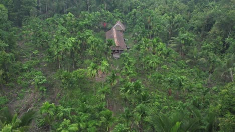 Una-Toma-Aérea-De-4k-Con-Un-Dron-Del-Lugar-Donde-Vive-La-Tribu-Mentawai-En-Indonesia