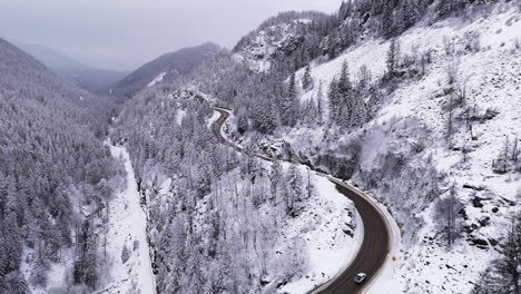Der-Crowsnest-Highway-Führt-Im-Winter-Durch-Eine-Verschneite-Landschaft