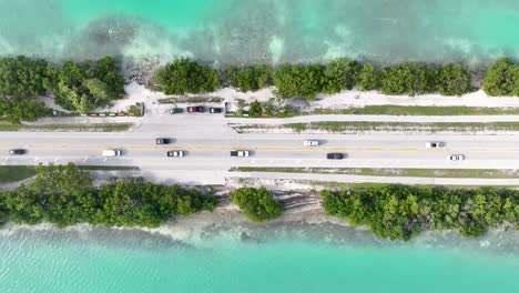 Florida-Keys-Road-Mit-Autos-Von-Oben-Nach-Unten,-Drohnenaufnahme,-Die-Seitwärts-Fährt